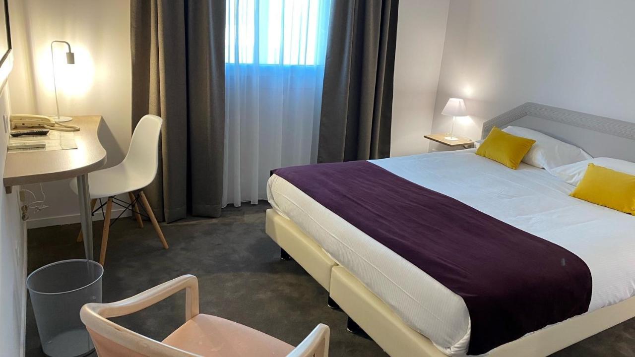 Le Manoir Hotel Orchies ภายนอก รูปภาพ
