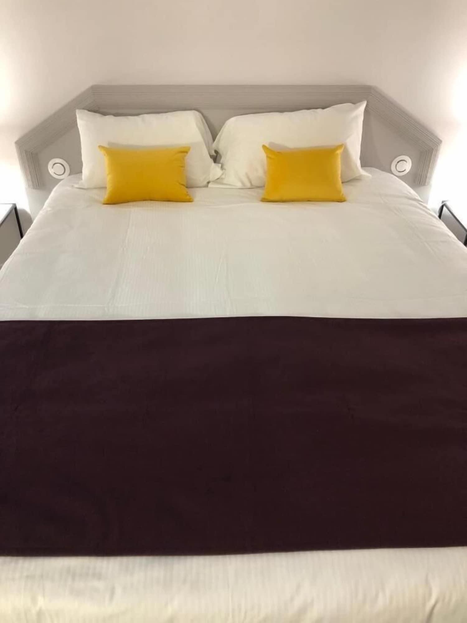Le Manoir Hotel Orchies ภายนอก รูปภาพ