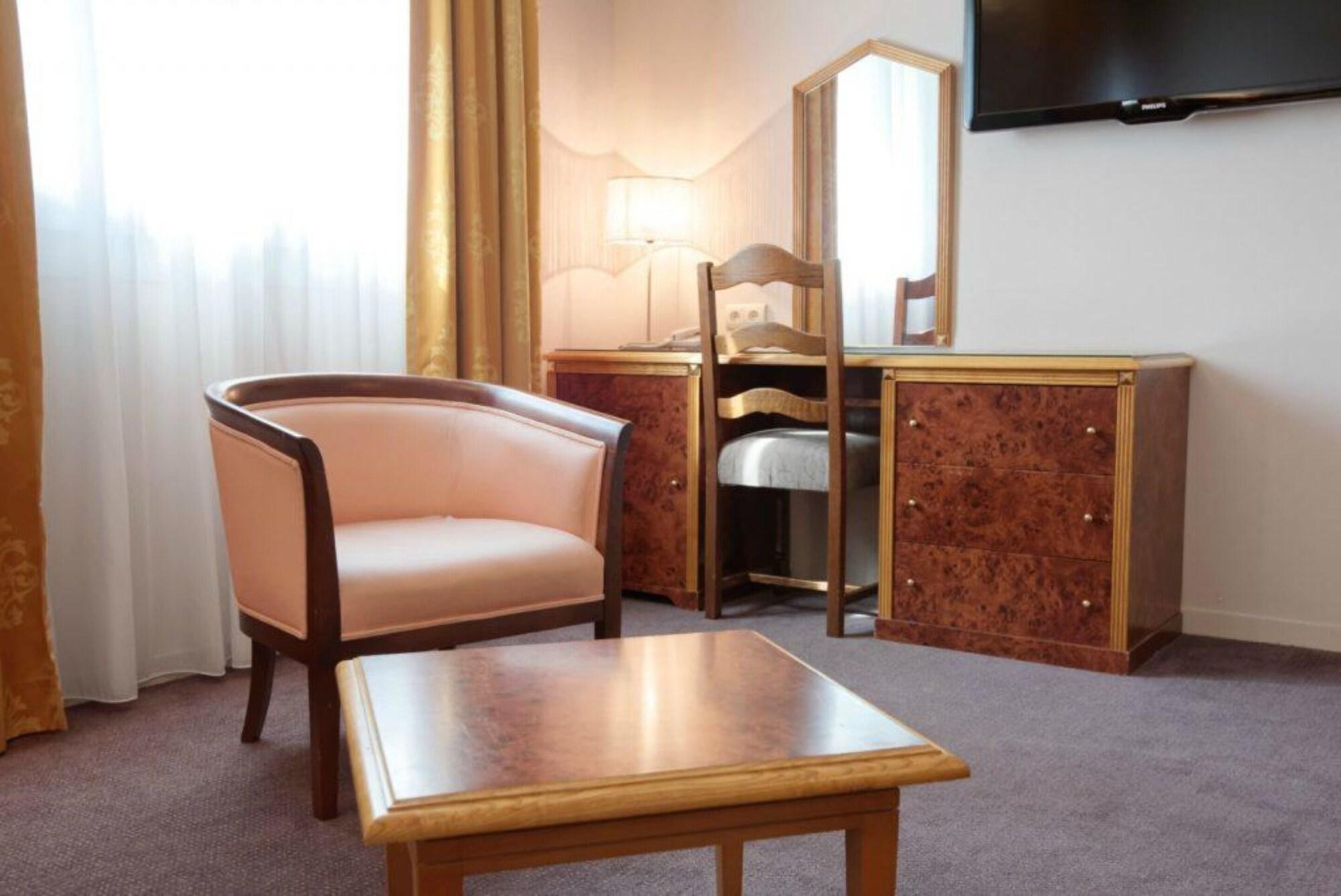 Le Manoir Hotel Orchies ภายนอก รูปภาพ