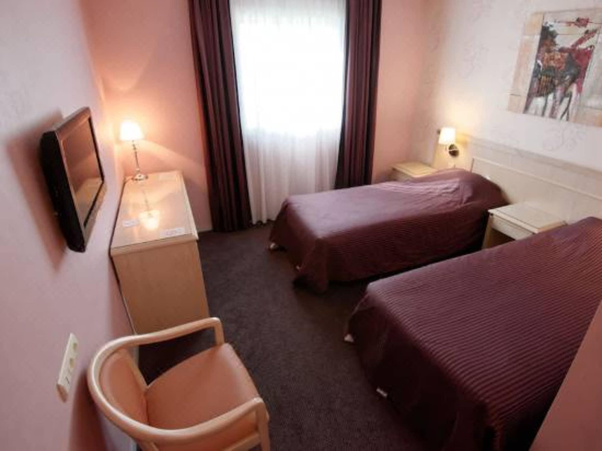Le Manoir Hotel Orchies ภายนอก รูปภาพ