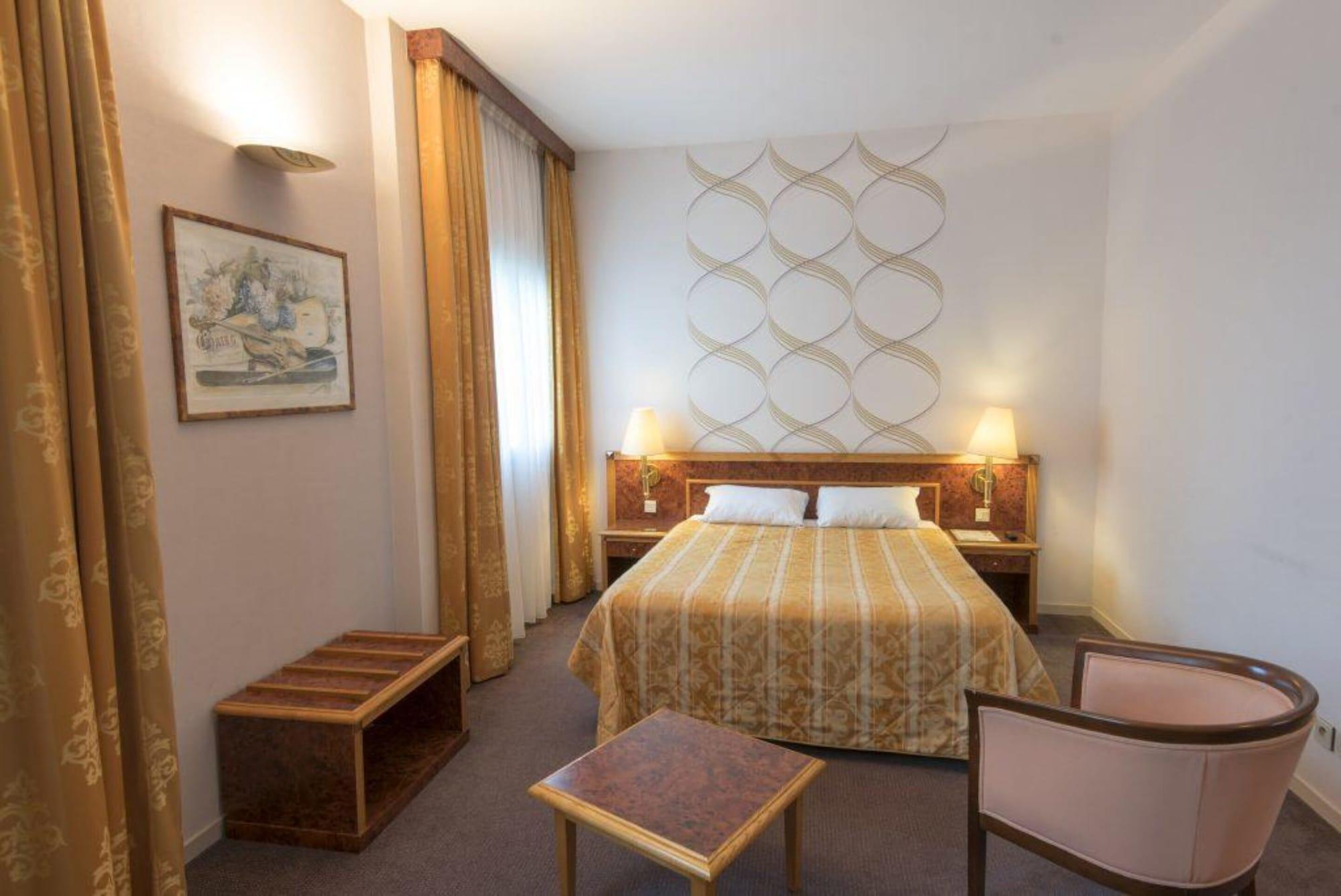 Le Manoir Hotel Orchies ภายนอก รูปภาพ