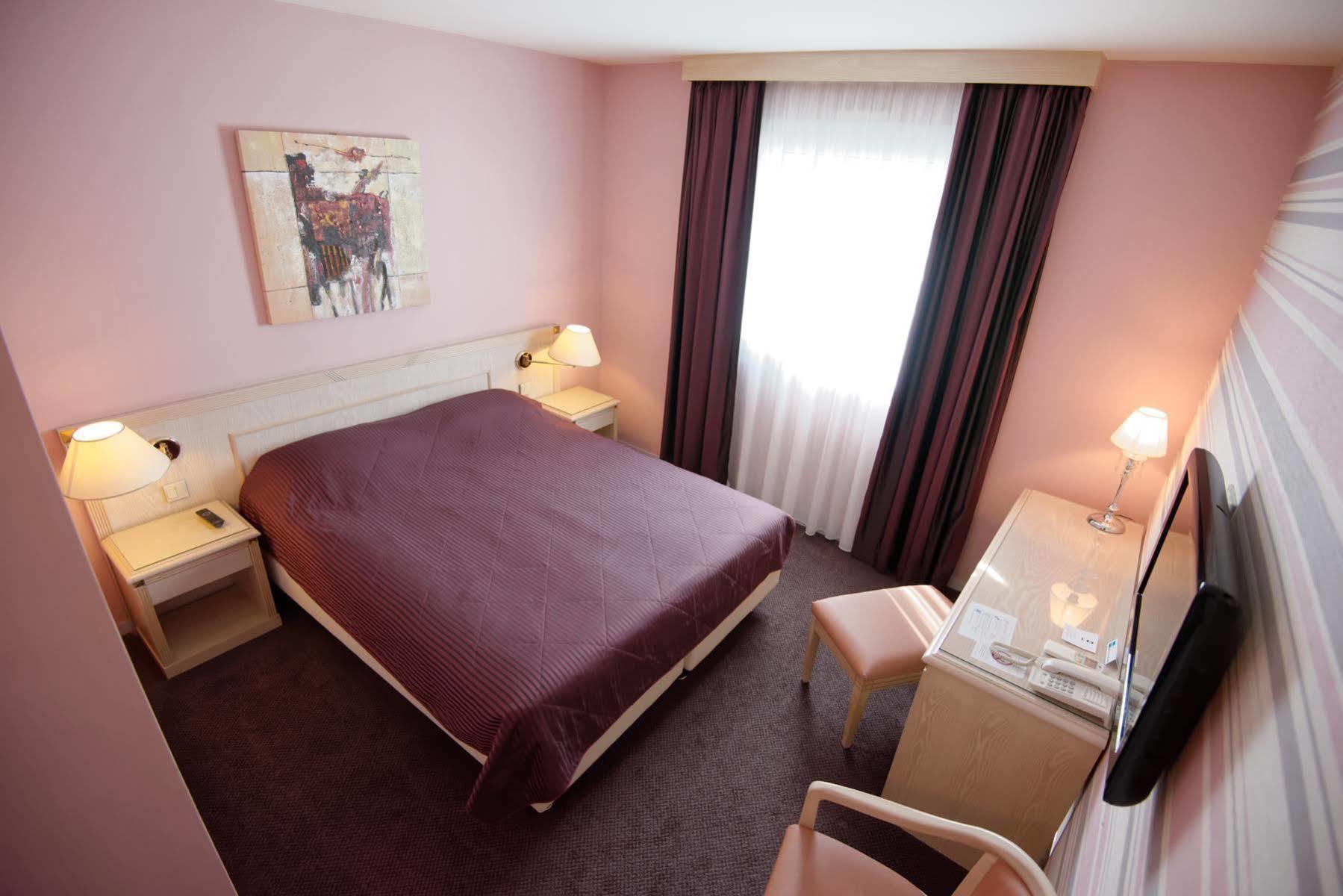Le Manoir Hotel Orchies ภายนอก รูปภาพ